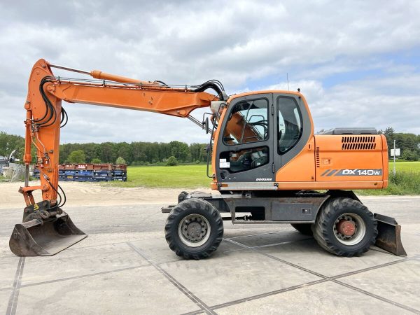 2010 Doosan DX140W