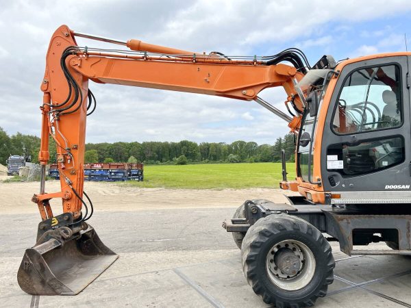 2010 Doosan DX140W – Bild 6