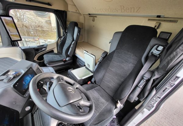 2021 Mercedes Actros 1845 4X2 BigSpace 2x Tanks Mirror Cam Xenon Navi Euro 6 – Bild 7