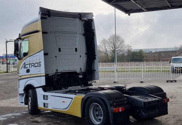 2019 Mercedes Actros 1853 4X2 BigSpace Retarder 2x Tanks Standklima Euro 6 – Bild 4